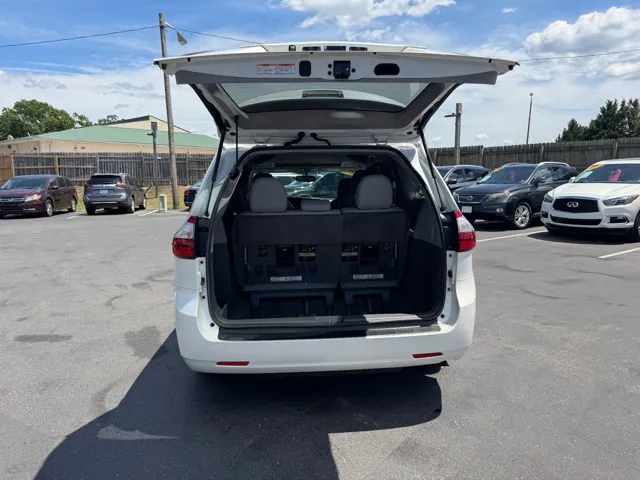 2017 Toyota Sienna XLE - Photo 22