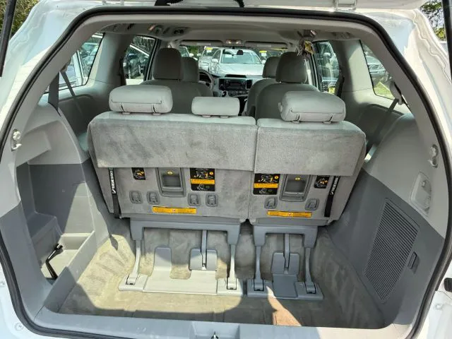 2014 Toyota Sienna L - Photo 24