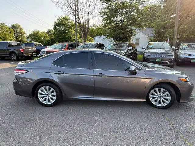 2020 Toyota Camry LE - Photo 4
