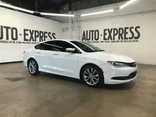 2015 Chrysler 200 S's photo