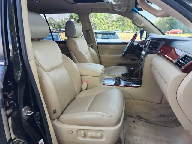 2010 Lexus LX 570 photo 16