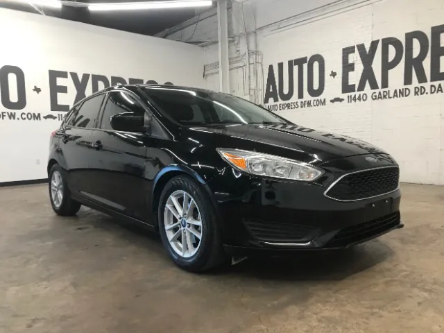 2018 Ford Focus SE's photo