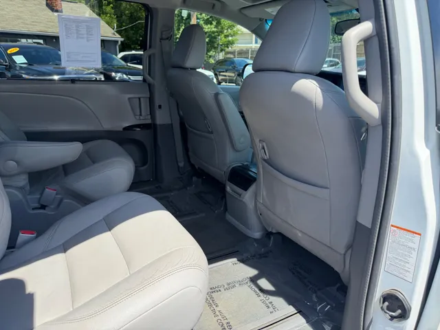 2017 Toyota Sienna XLE - Photo 18