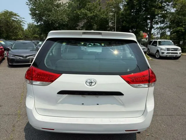 2014 Toyota Sienna L - Photo 6