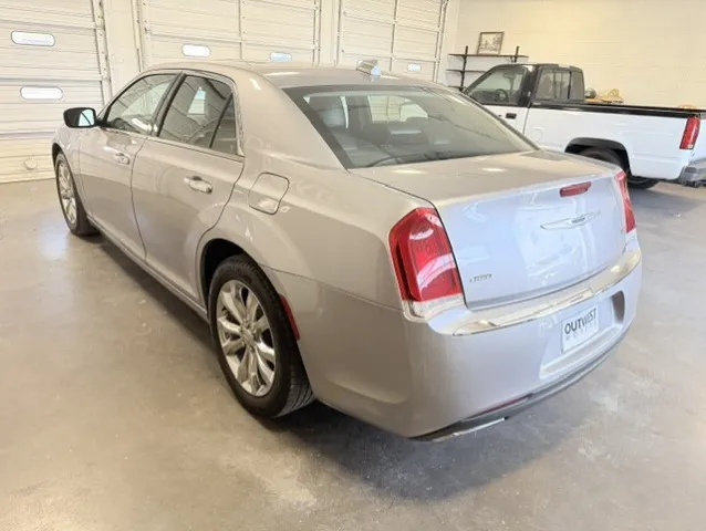 2016 Chrysler 300 C - Photo 6