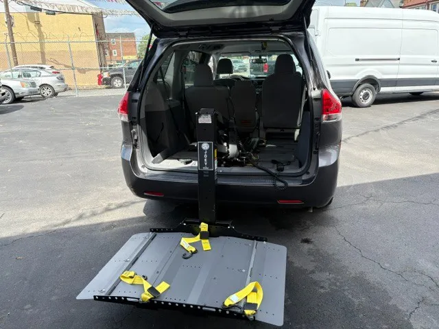 2011 Toyota Sienna LE - Photo 6