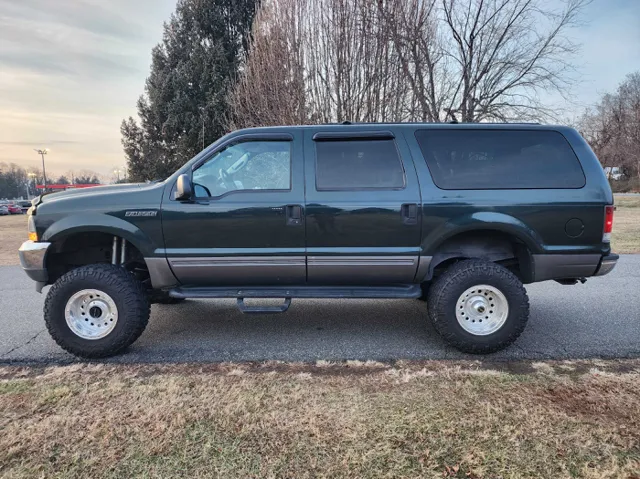2004 Ford Excursion's photo
