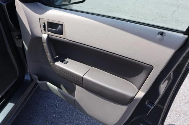 2010 Ford Focus SE - Photo 61