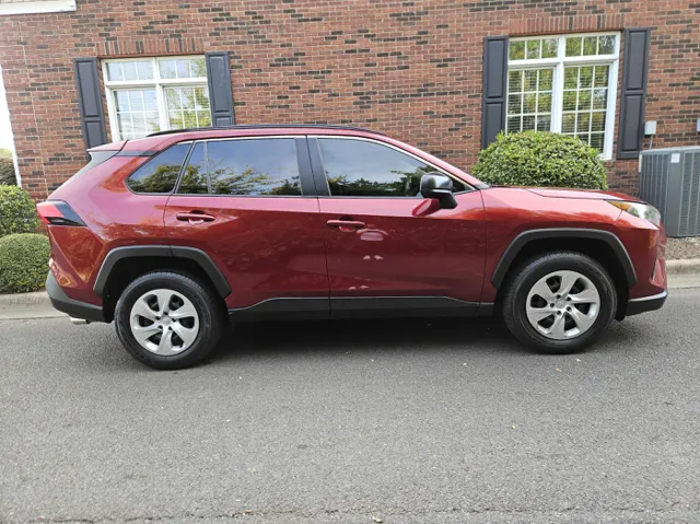 2019 Toyota RAV4 LE photo 3