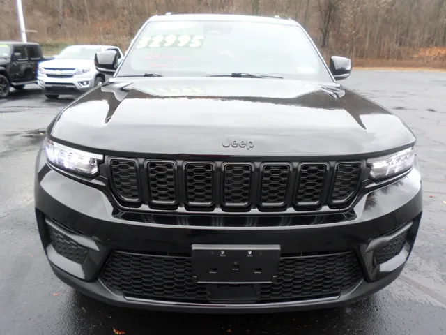 2023 Jeep Grand Cherokee Laredo Altitude photo 4