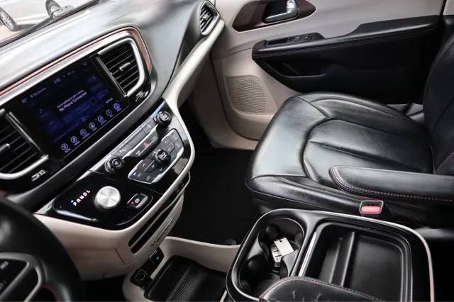 2017 Chrysler Pacifica Touring L photo 16