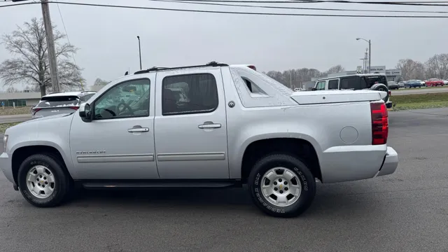 2013 Chevrolet Avalanche LT's photo