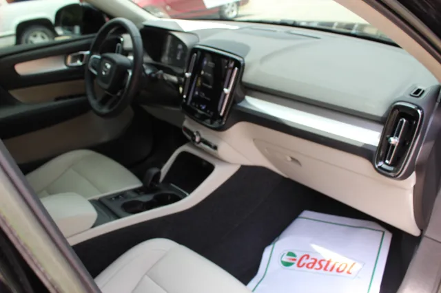 2022 Volvo XC40 T5 Momentum photo 21