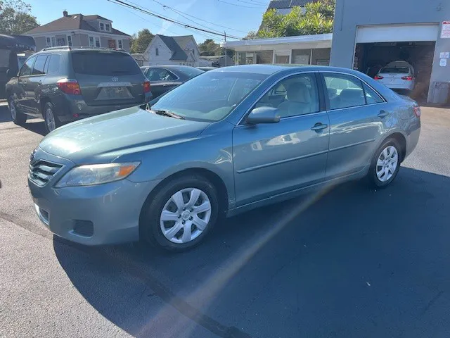 2010 Toyota Camry LE photo 2