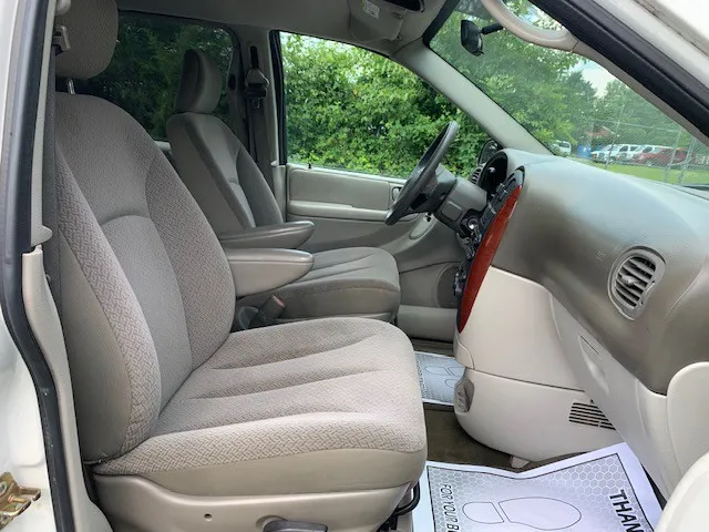 2006 Chrysler Town & Country LX photo 29