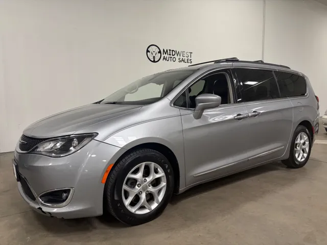 2017 Chrysler Pacifica Touring-L's photo