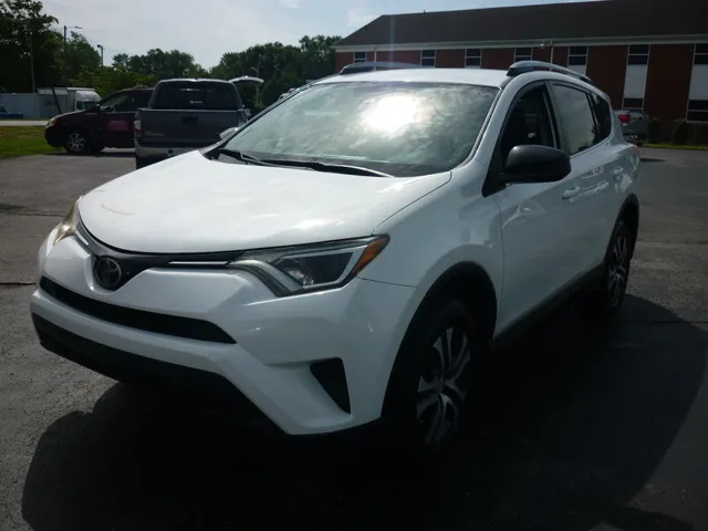 2017 Toyota RAV4 LE's photo