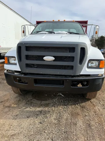 2008 Ford F-750 - Photo 2