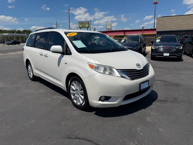 2017 Toyota Sienna XLE - Photo 11