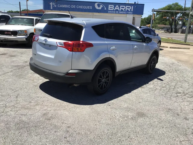 2015 Toyota RAV4 LE - Photo 9