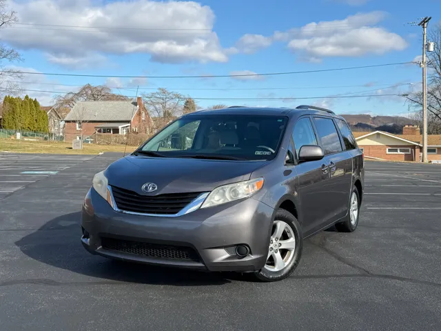 2011 Toyota Sienna LE's photo