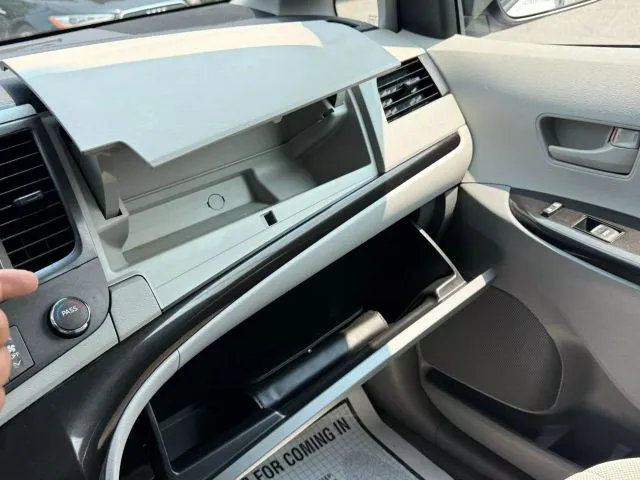 2014 Toyota Sienna L - Photo 12