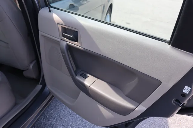 2010 Ford Focus SE - Photo 26