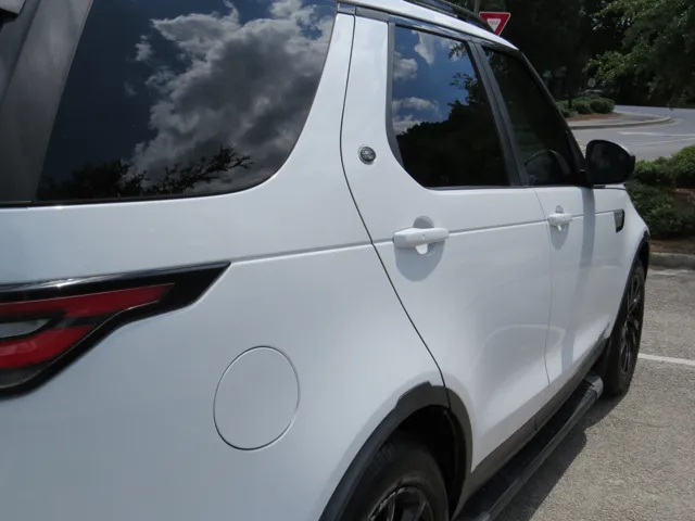 2018 Land Rover Discovery HSE photo 3