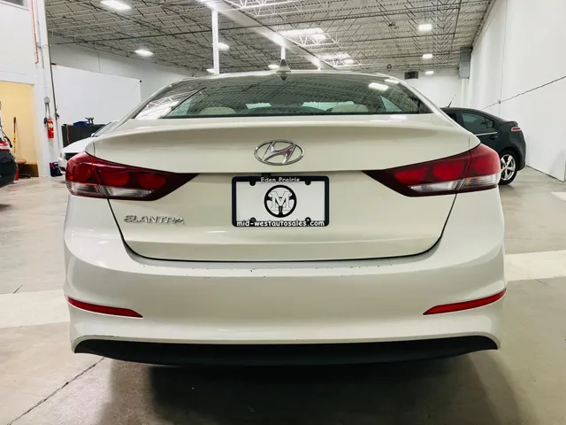 2017 Hyundai Elantra SE photo 3