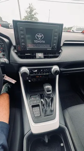 2022 Toyota RAV4 LE - Photo 13