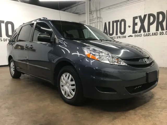 2010 Toyota Sienna LE's photo