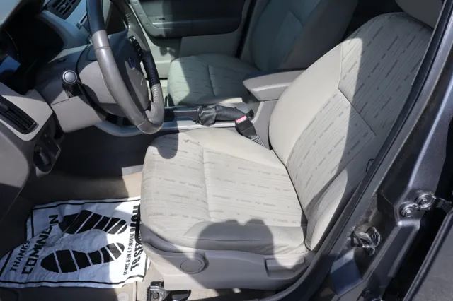 2010 Ford Focus SE - Photo 23