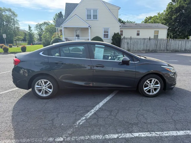 2018 Chevrolet Cruze LT - Photo 2
