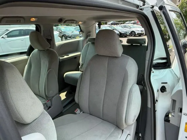 2014 Toyota Sienna L - Photo 23