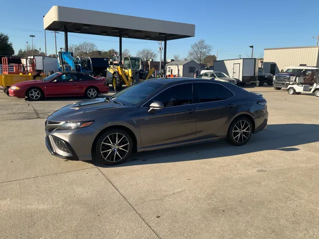 2022 Toyota Camry SE's photo