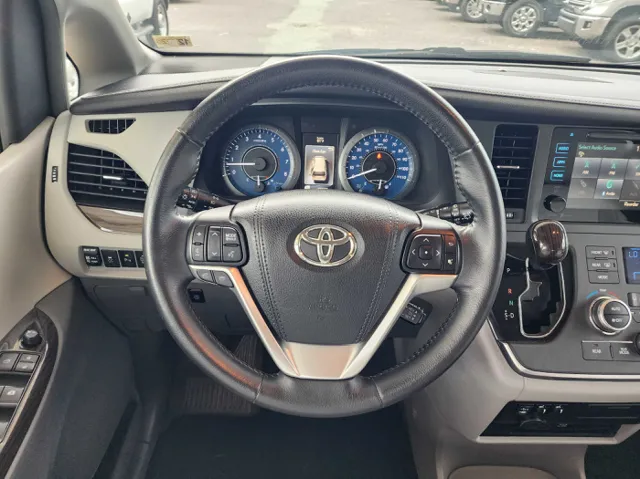 2015 Toyota Sienna XLE photo 19