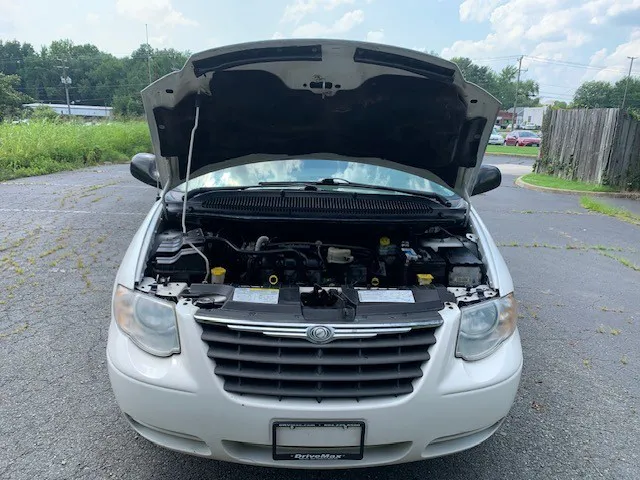 2006 Chrysler Town & Country LX photo 19