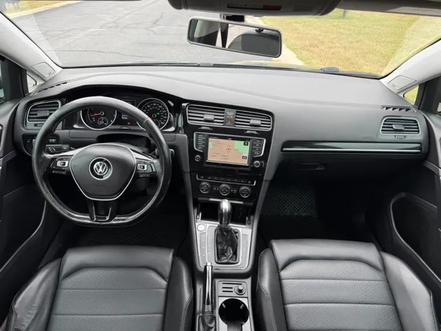 2017 Volkswagen Golf SportWagen 33