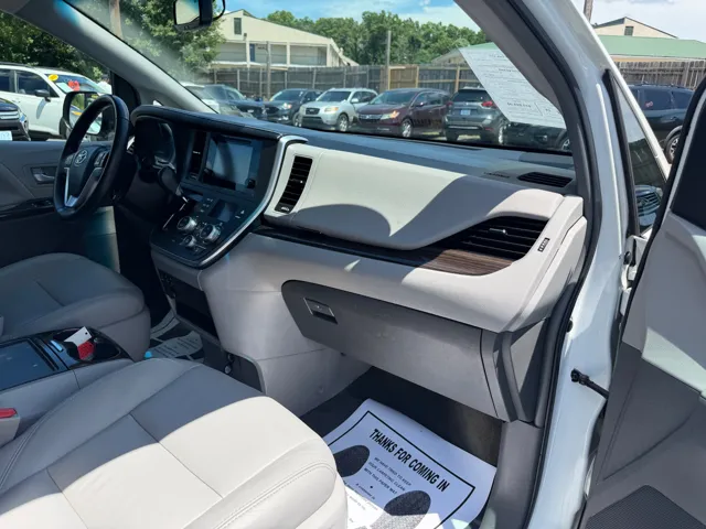 2017 Toyota Sienna XLE - Photo 16