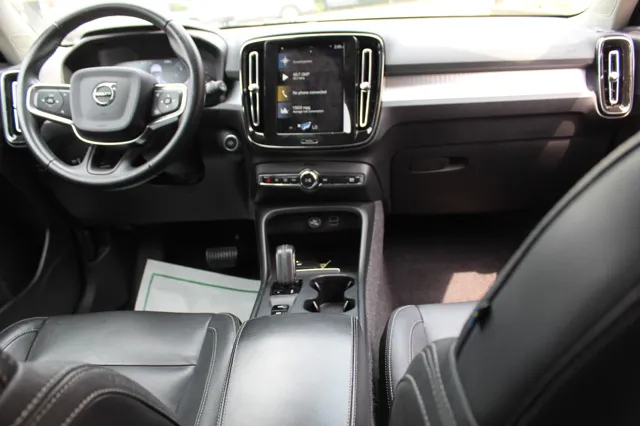 2021 Volvo XC40 Momentum photo 29