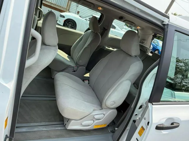 2014 Toyota Sienna L - Photo 22