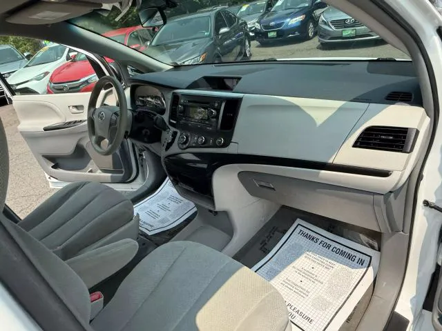 2014 Toyota Sienna L - Photo 29