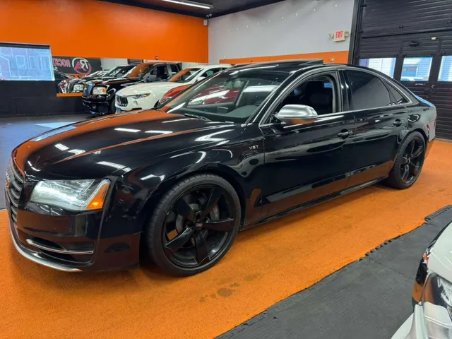 2013 Audi S8 photo 2