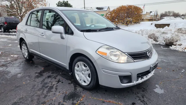 2011 Nissan Versa's photo