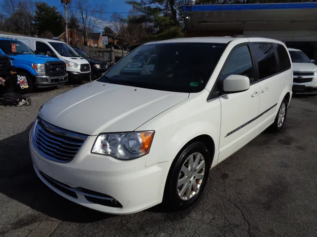 2013 Chrysler Town & Country Touring's photo