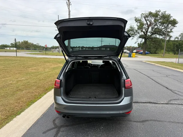 2017 Volkswagen Golf SportWagen 16