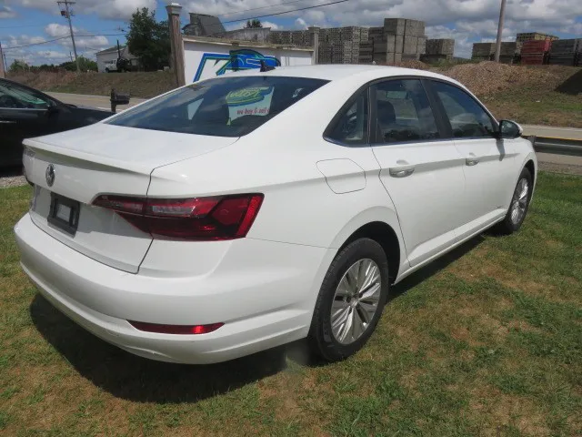 2020 Volkswagen Jetta SE R-Line photo 3