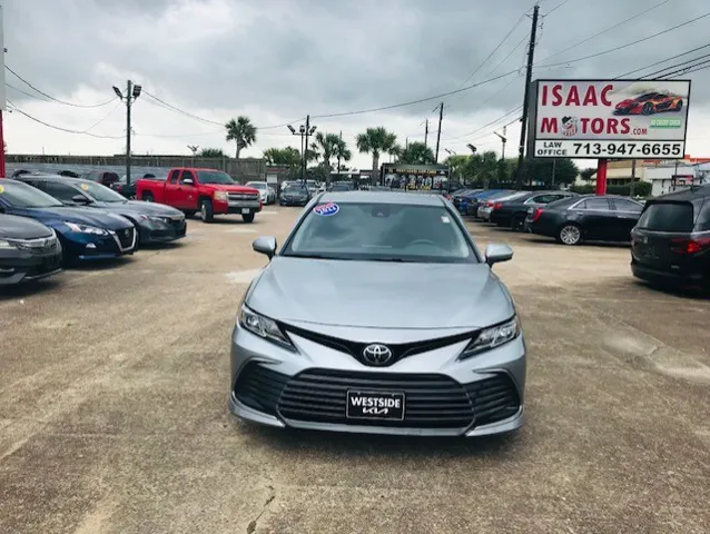 2022 Toyota Camry LE's photo