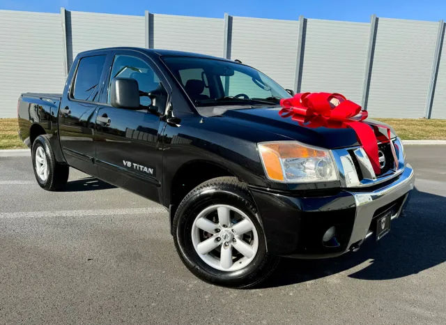 2010 Nissan Titan SE's photo