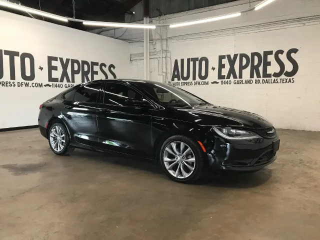 2015 Chrysler 200's photo